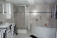 Bad mit Dusche, WC und Wanne